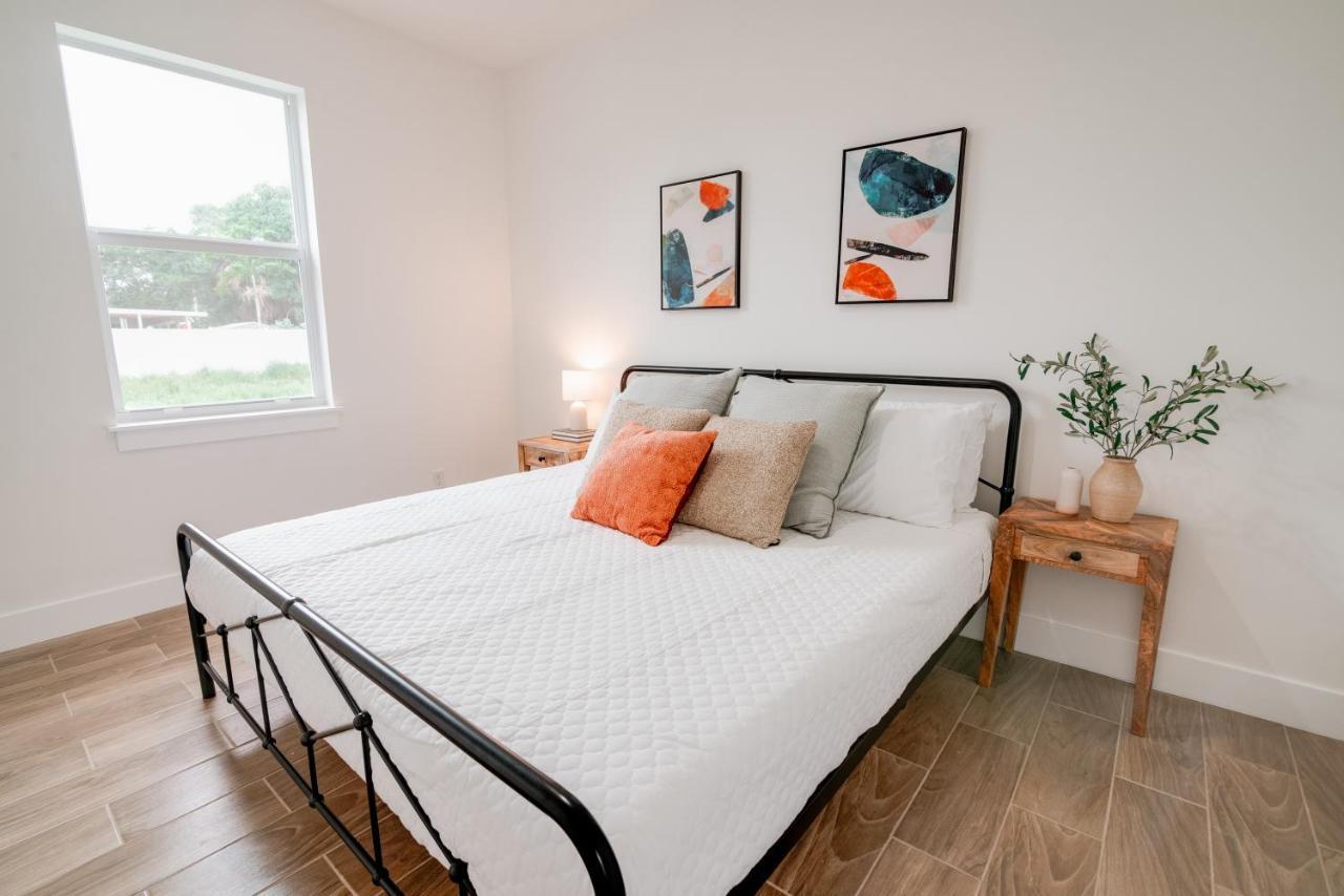 Private Cottage - King Beds, Brand New, Near Beach, Golfing, Shopping & Restaurants Lake Worth Beach Exteriör bild